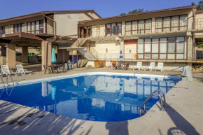 Branson Condo on Table Rock with Lake Views and Pool and WiFI close to Silver Dollar City